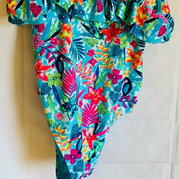 Going to the tropics and I’m going in the water #A10 - Picture 7 of 7